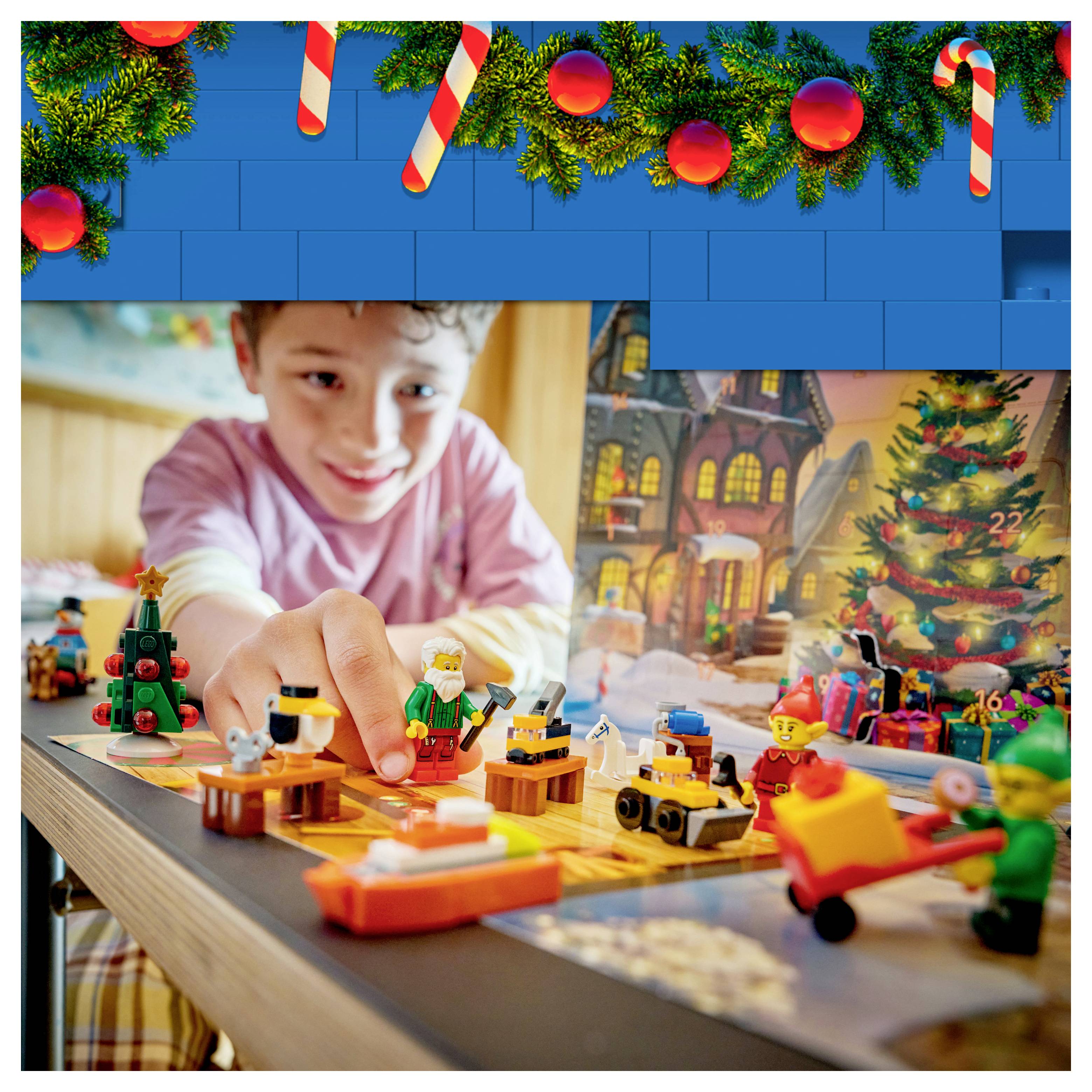 Dieťa si hrá s vianočným LEGO adventným kalendárom, siahá po figúrke a malých stavbách pod vianočnými dekoráciami.
