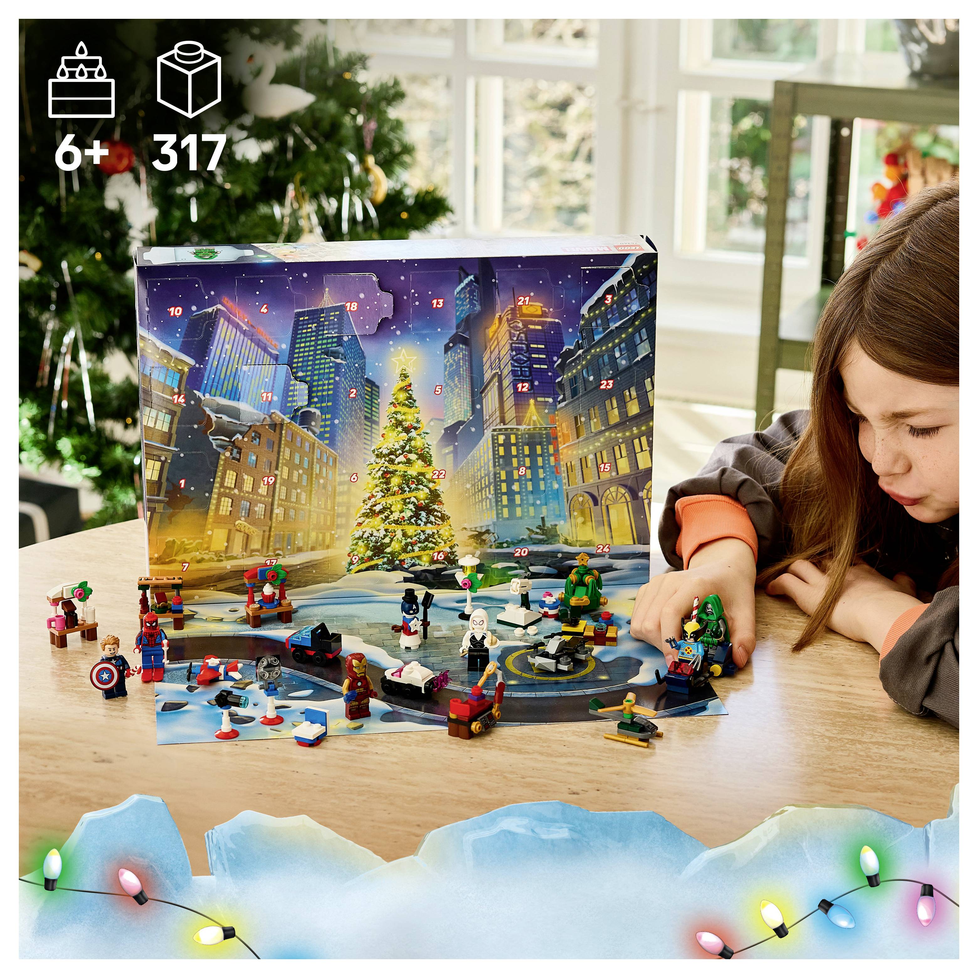 Dievča otvára LEGO adventný kalendár s vianočnou mestskou scénou a minifigúrkami na stole, osvetlené farebným reťazcom svetiel.