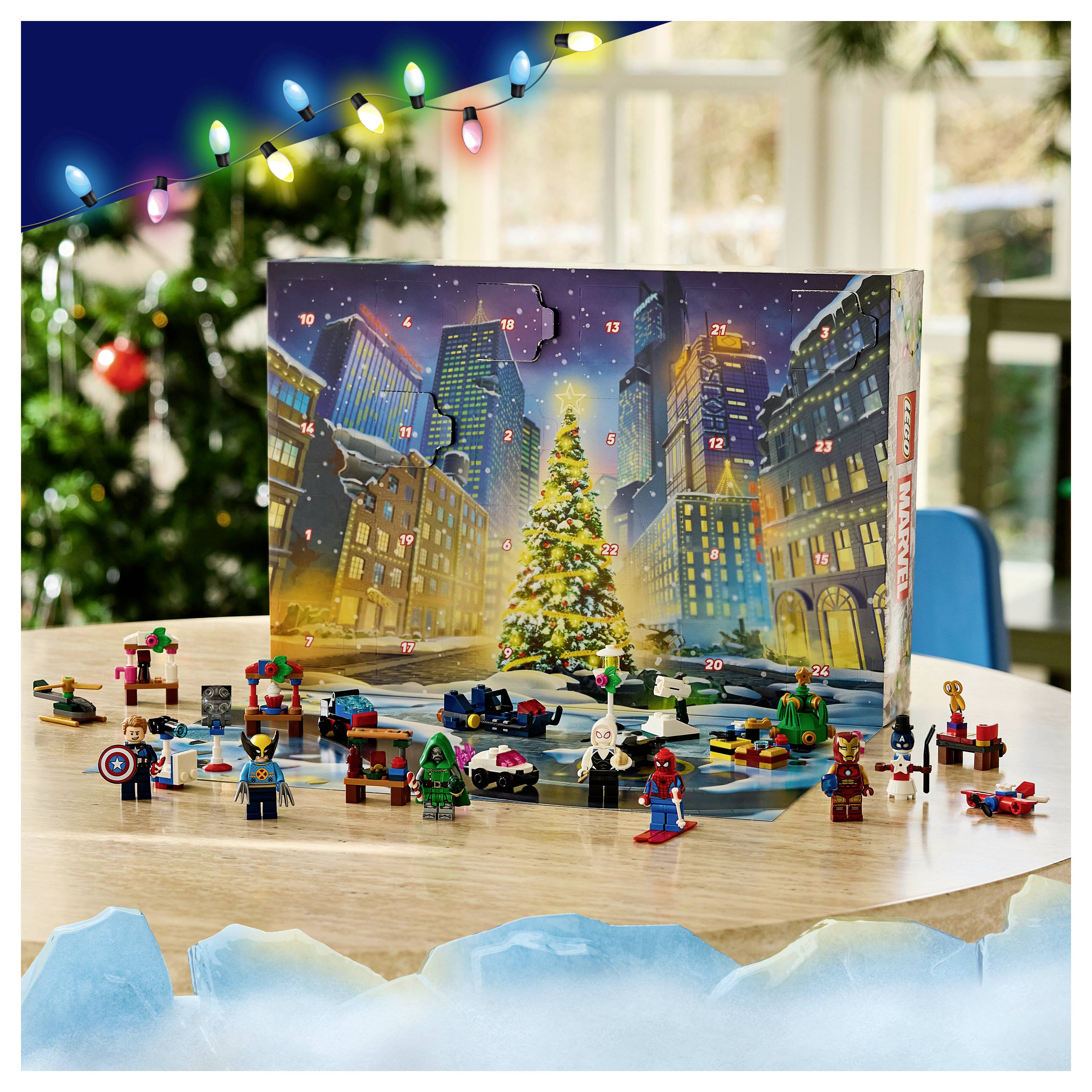 Adventný kalendár v štýle LEGO s číselnými dverami, mestskou siluetou a vianočným stromčekom, obklopený malými zloženými minifigúrkami a stavbami na stole s vláčikmi osvetlenia nad hlavou.