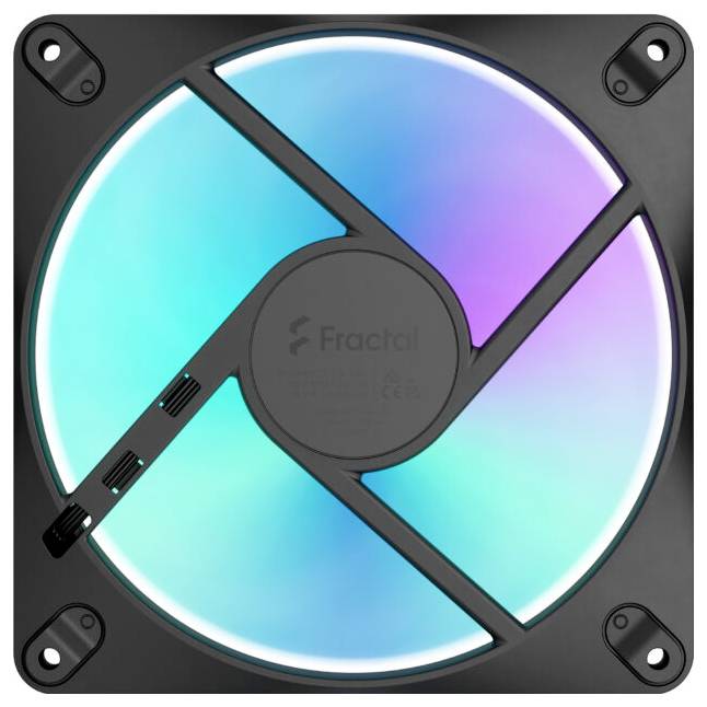 Čierny štvorcový počítačový chladiaci ventilátor so zásvitenými lopatkami RGB a štyrmi skrutkovacími upevneniami v rohoch, označený „Fractal" na náboji.