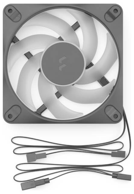 Štvorcový počítačový chladiaci ventilátor s bielymi lopatkami a pripojené kábly napájania, zobrazené na jednoduchom pozadí.