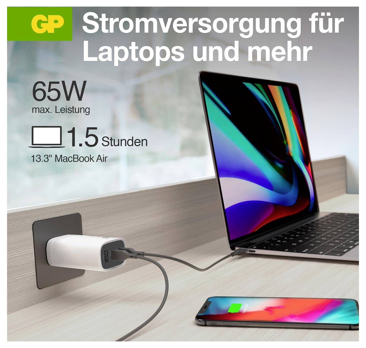 Anker nástenný nabíjač napája laptop a telefón, s nemeckým textom s uvedením „Stromversorgung für Laptops und mehr", maximálny výkon 65W a 1,5 hodiny pre 13,3-palcový MacBook Air.