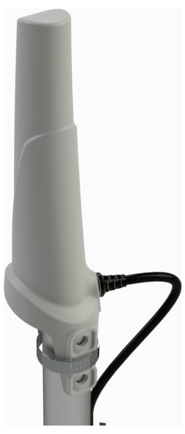 Zblízka anténa alebo senzorový stožiar sivej farby s čiernym kablom pripojeným blízko podstavy.