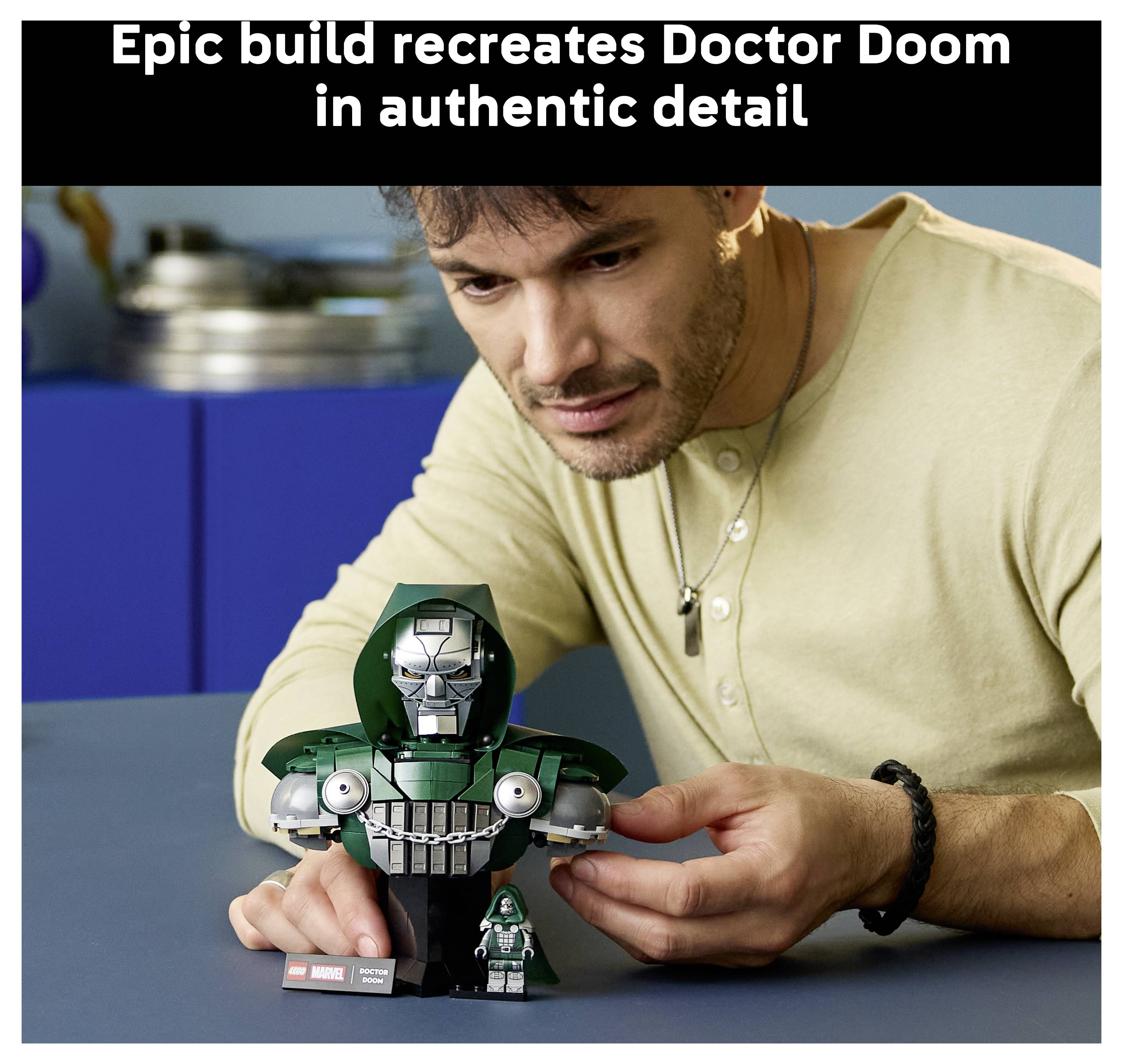 Muž vystavuje podrobne vypracovanú LEGO stavbu Doktora Dooma a minifigúrku, zatiaľ čo text vyššie hovorí "Epická stavba autenticky a detailne ztvárňuje Doktora Dooma".