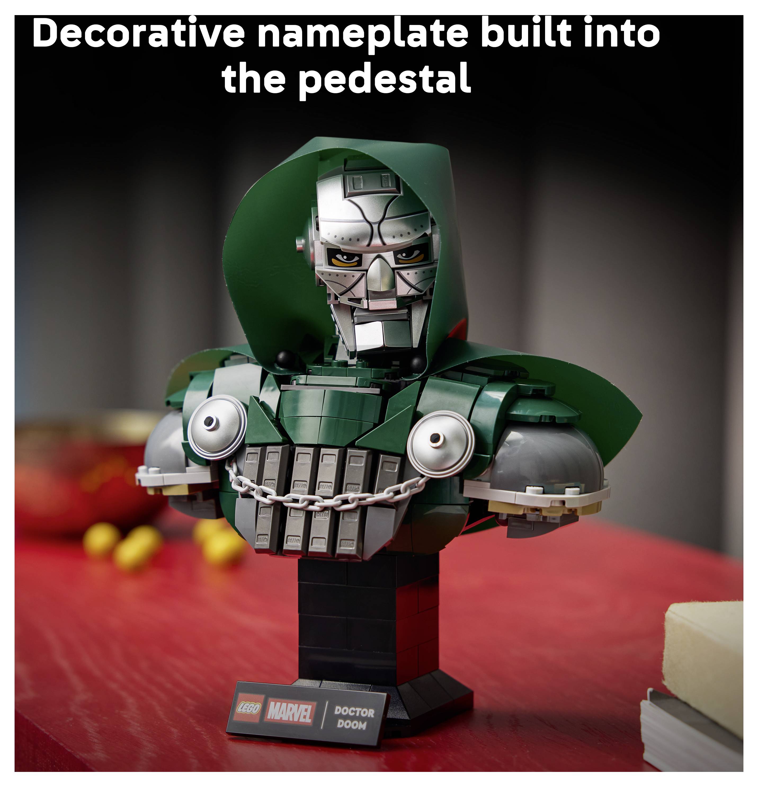 LEGO busta Doktora Dooma na podstavci, označený "LEGO MARVEL DOKTOR DOOM", s kapucňou na metalickom tvári a zeleným brnením.