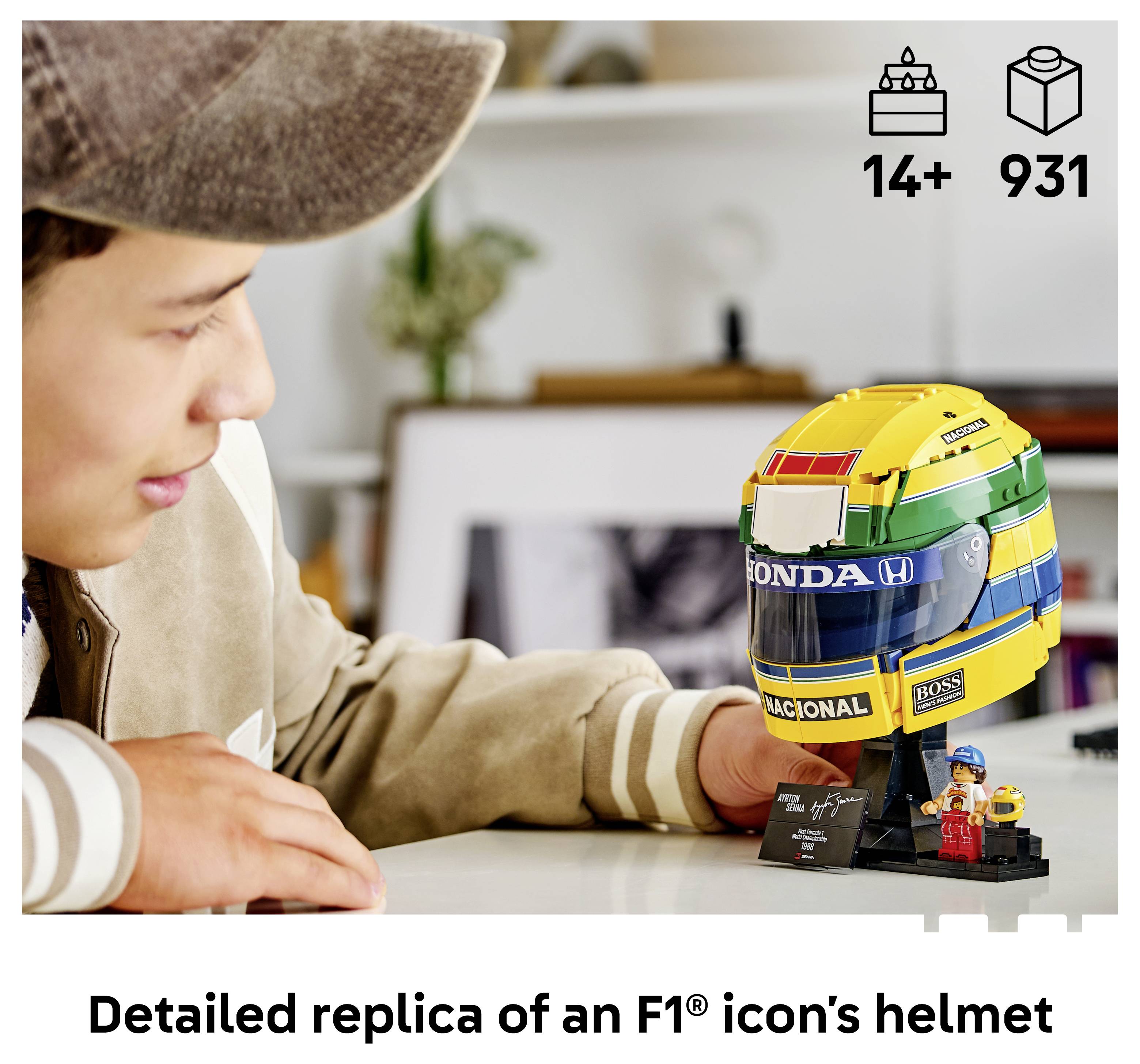 Osoba si prehliadá detailnú LEGO-štýlovú repliku prilby F1 na stojanskej podstave s označením "Detailná replika legendárnej F1 prilby" s počtom 14+ a 931 kusov.
