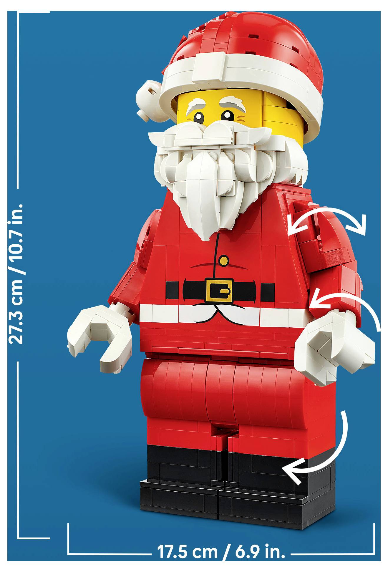 Minifigúra LEGO Svätého Mikuláša na modrej podložke s šípkami označujúcimi pozu alebo rotáciu, s rozmermi 27,3 cm/10,7 palca na výšku a 17,5 cm/6,9 palca na šírku.