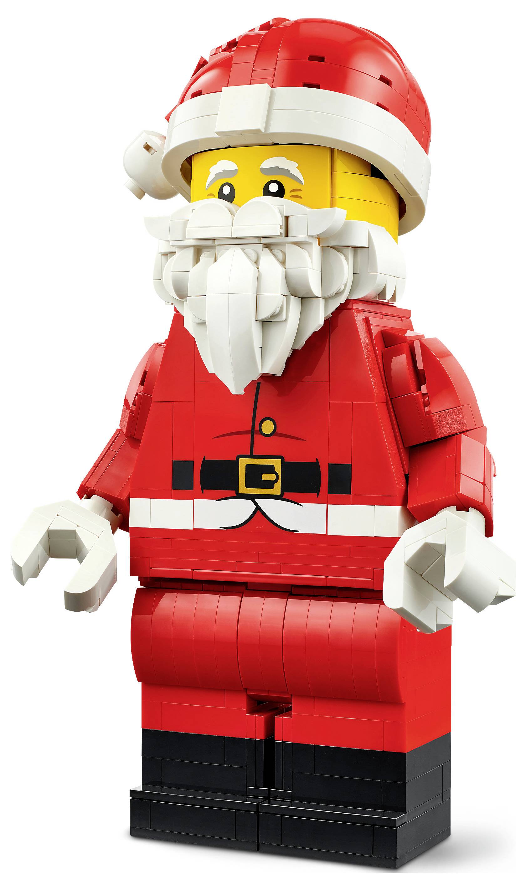 LEGO-štýlová figúrka Svätého Mikuláša v červenom obleku a čiapke, s bielou bradou, čiernym opaskom a topánkami na bielom pozadí.