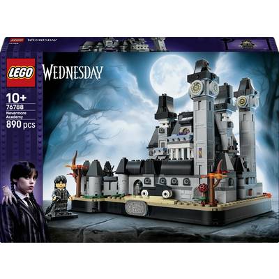 Krabica sady LEGO Wednesday Nevermore Academy s umením na krabici zobrazujúcim gotický hradný internát v noci s Wednesday Addamsovou a minifigúrkou, označená 10+ a 890 ks.