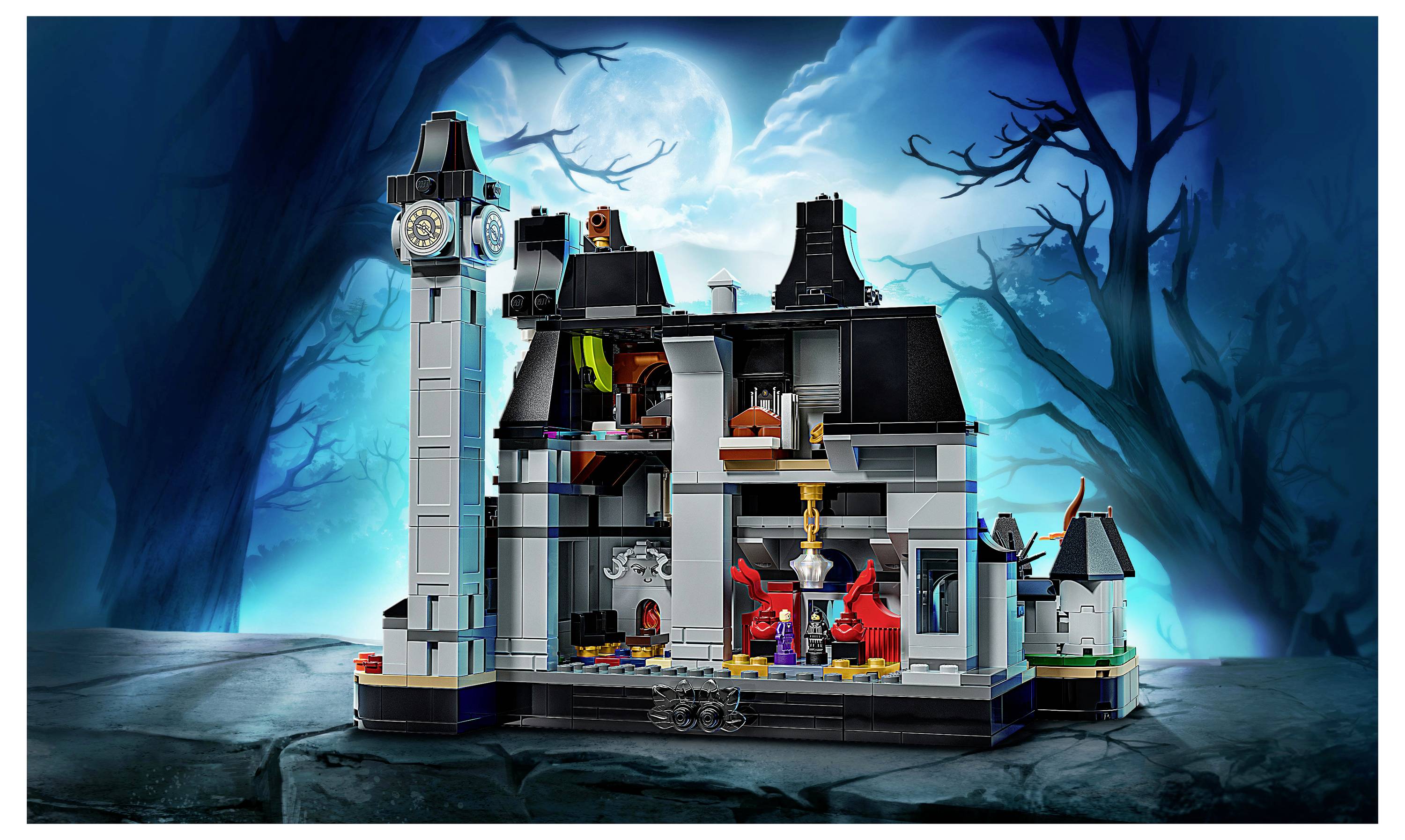 LEGO štýlový strašidelný dom s vežou hodín, otvoreným výkrojom miestností a postavičkami duchov pod svietiacim plným mesiacom v strašidelnom lese.