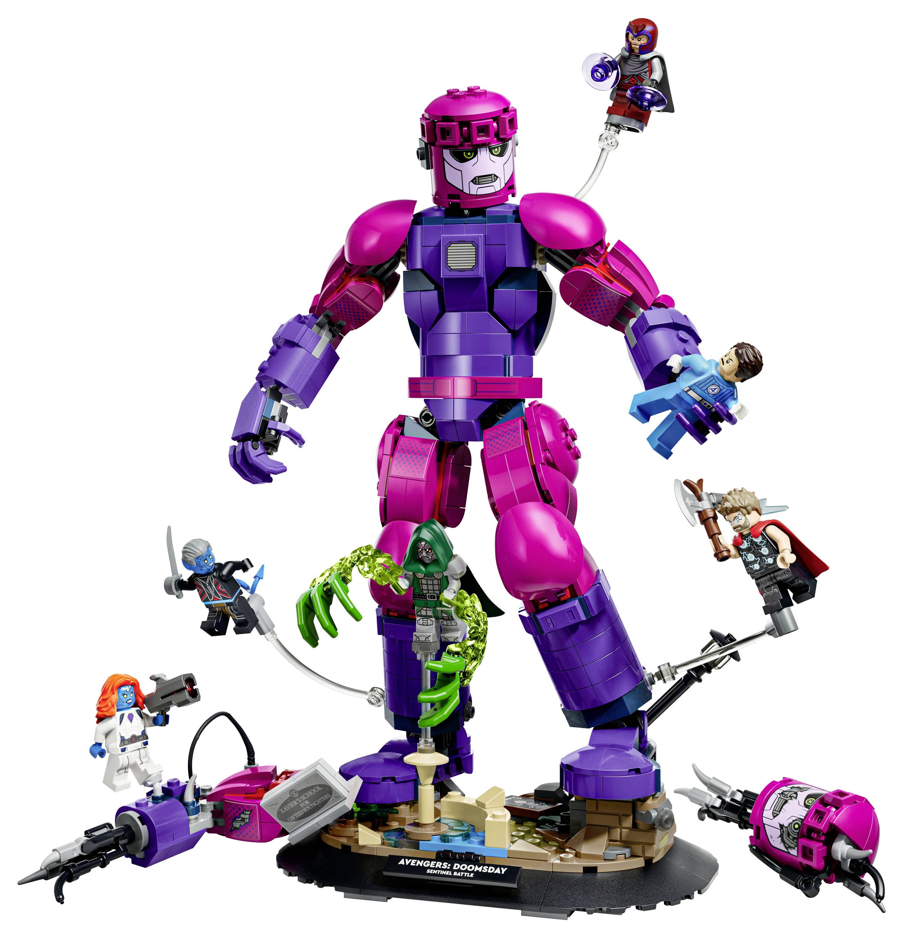 LEGO Avengers 'Giant-Man' robot v ružovej a fialovej farbe, s niekoľkými menšími minifigúrkami Avengers umiestnené okolo neho na podstavci na vystavenie.