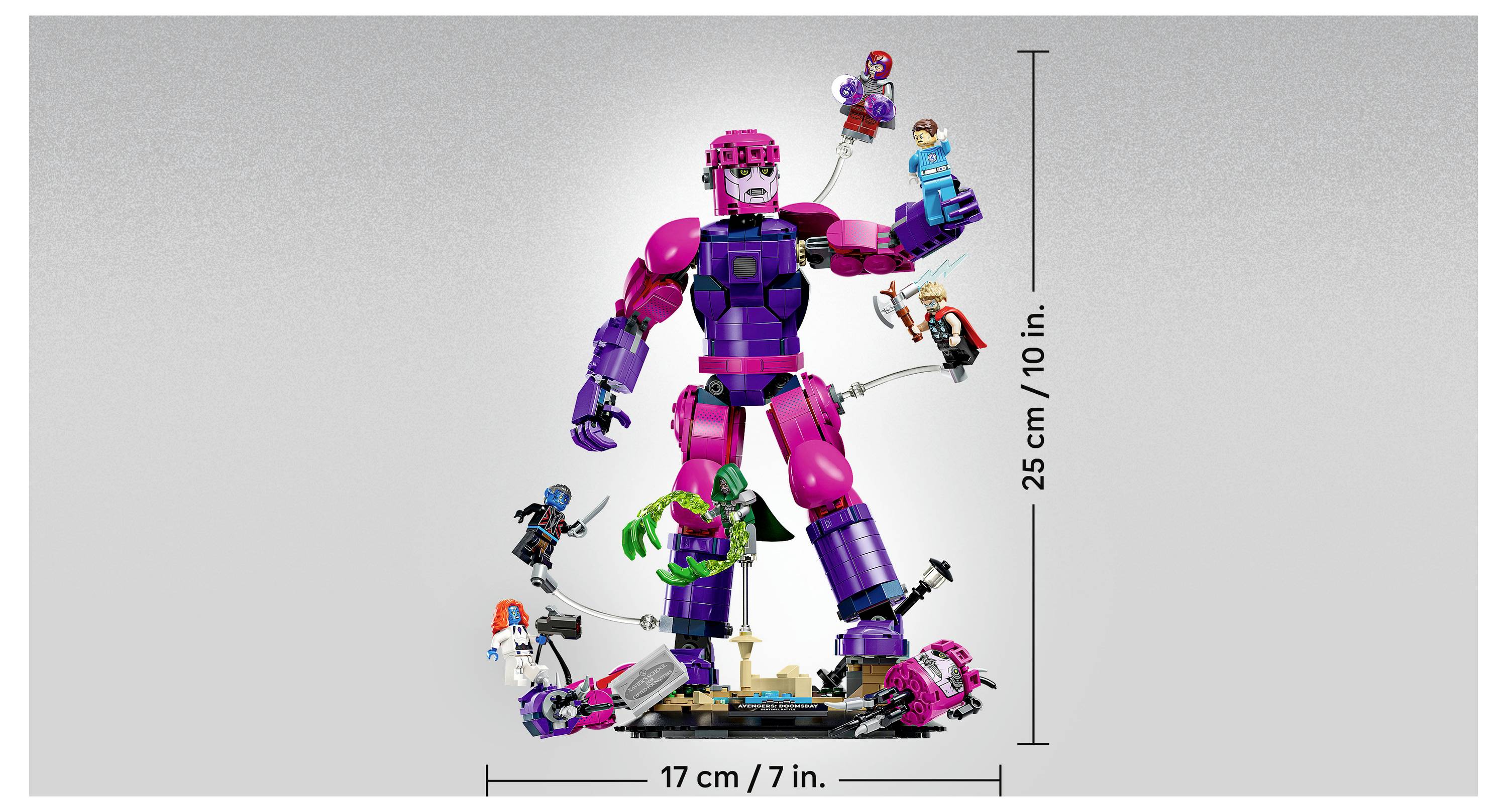 LEGO-štýlový ružovo-fialový robotický figúrka akcie zobrazená s menšími minifigúrkami a príslušenstvom, označená 25 cm/10 palcov vysoká a 17 cm/7 palcov široká.