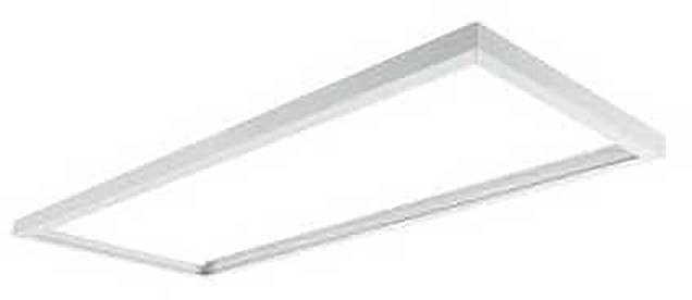 Obdĺžnikový zapustený LED stropný svetelný panel s tenkou bielou rámčekovou konštrukciou a jasným difúznym stredom.