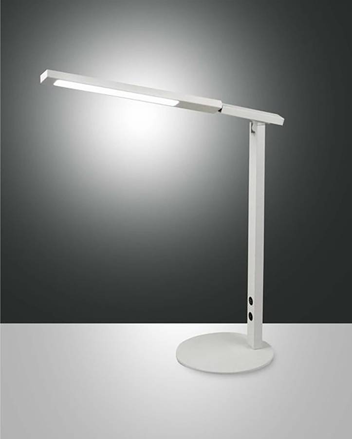 Moderná biela LED stolová lampa s tenkou horizontálnou svetelnou lištou na okrúhlej podstave, zobrazená rozsvietená na tmavom pozadí.