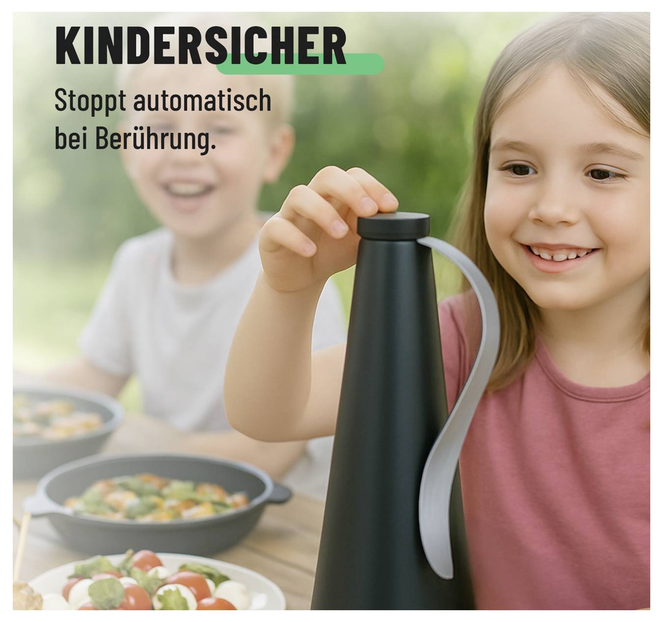 Dieťa sa usmieva pri dotyku čierneho termosa; nemecký text hovorí „KINDERSICHER" a „Stoppt automatisch bei Berührung", čo naznačuje bezpečnosť pre deti s automatickým zastavením pri dotyku.