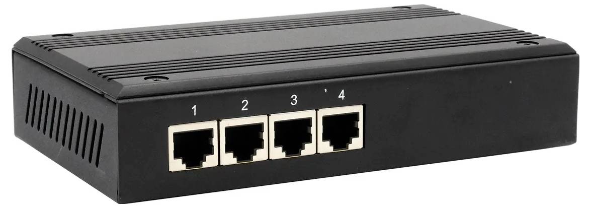Čierny štvoriportový ethernetový prepínač alebo sieťové centrum s očíslovanými portami 1 až 4 na prednom paneli.