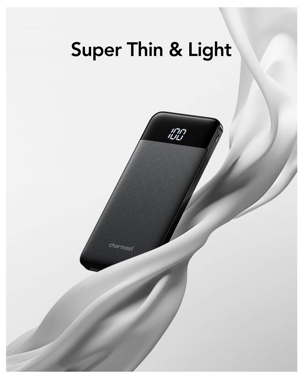 Čierny štíhly powerbank s digitálnym displejom batérie, zobrazený vznášajúci sa uprostred tečúcej bielej látky, s textom "Super Thin & Light" vyššie.