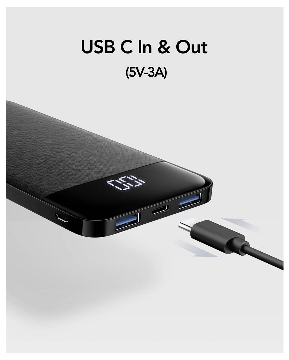 Powerbanku s USB-C vstupom a výstupom, označený „USB C In & Out (5V-3A)", zobrazený s USB-C kablom blízko jeho portov a digitálnym displejom stavu batérie.
