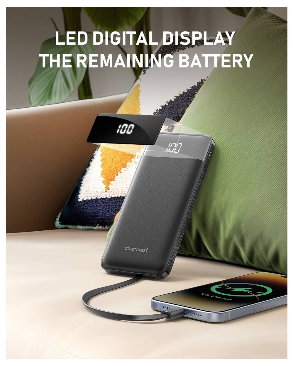 Prenosná powerbank s LED digitálnym displejom ukazujúcim zostávajúcu batériu na 100%, nabíjajúca smartfón na gauči.