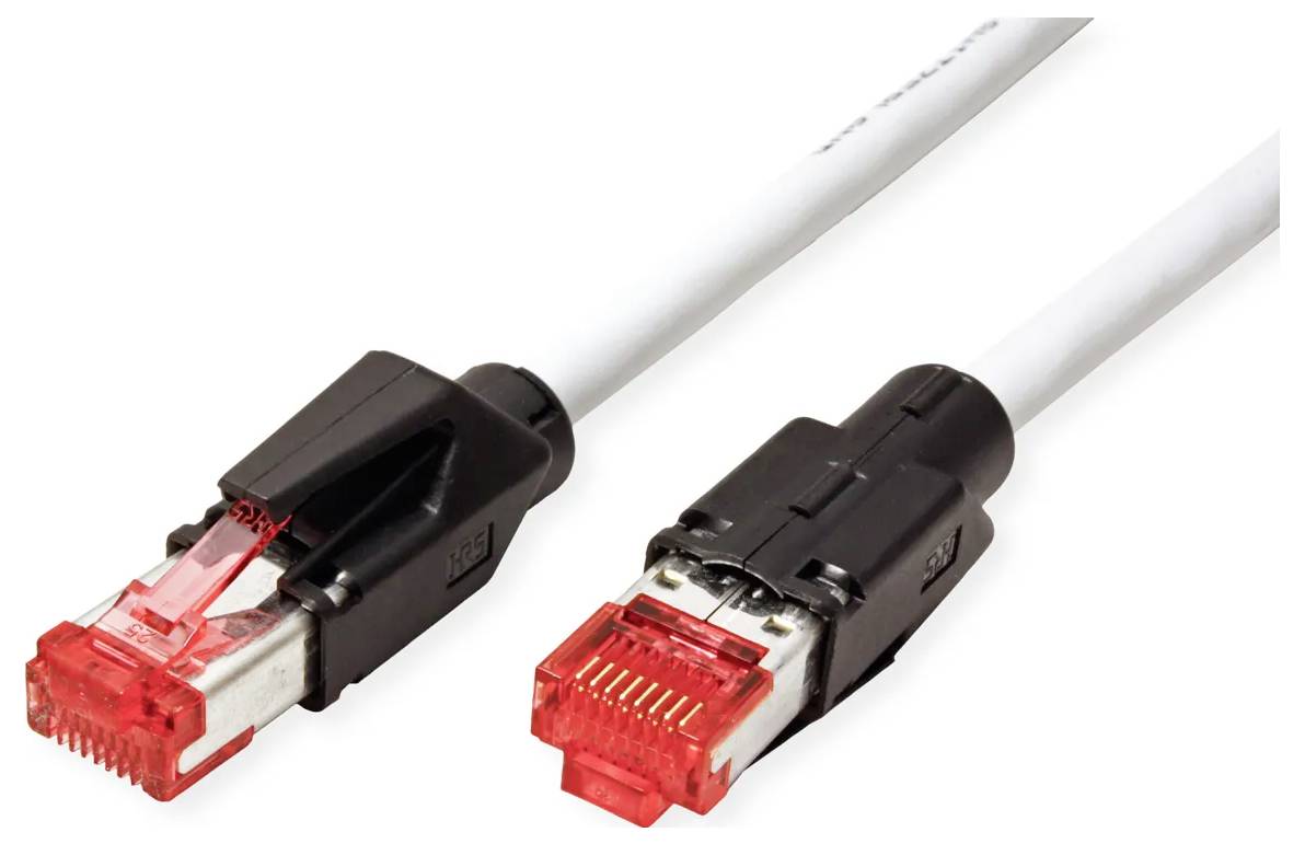Dva ethernetové káble s červenými konektormi RJ45 na bielom pozadí.