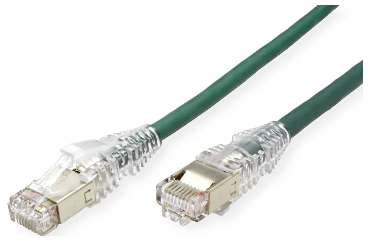 Dva ethernetové sieťové káble s priehľadnými konektormi RJ45 na bielom pozadí.