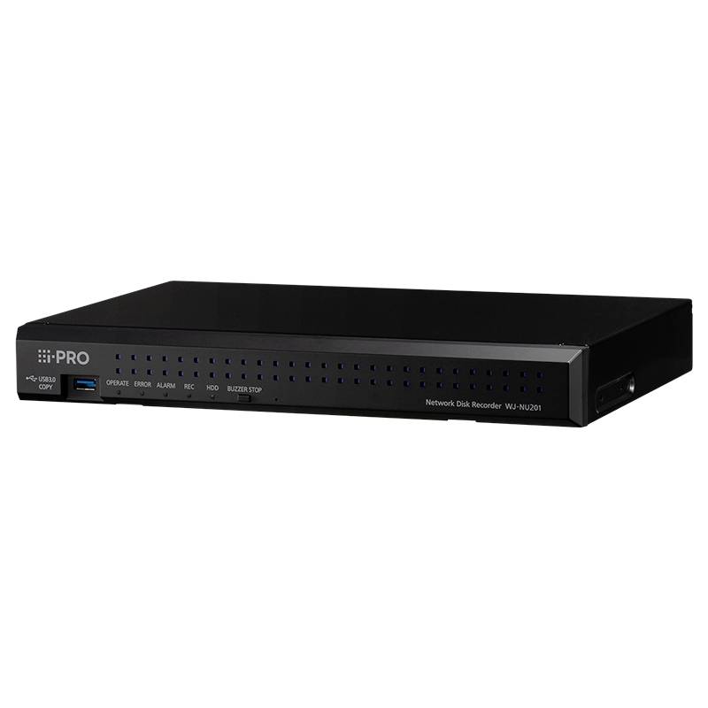 Čierna sieťová priehliadka i-PRO s prenosným diskursom na prednom paneli so stavovými indikátormi, portom USB a nálepkou "Network Disk Recorder" na bielom pozadí