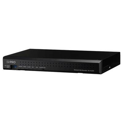 Čierna sieťová priehliadka i-PRO s prenosným diskursom na prednom paneli so stavovými indikátormi, portom USB a nálepkou "Network Disk Recorder" na bielom pozadí