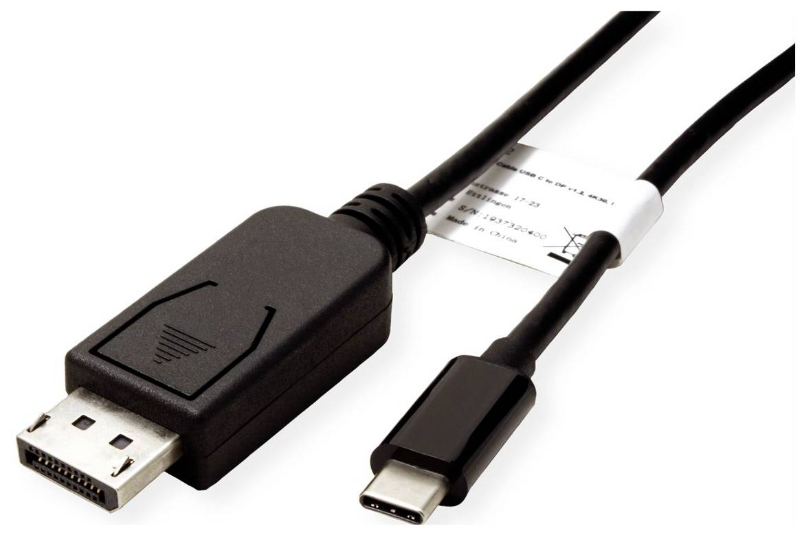 Zblízka zobrazený adaptér z DisplayPort na USB-C s čiernymi konektormi na bielom pozadí.