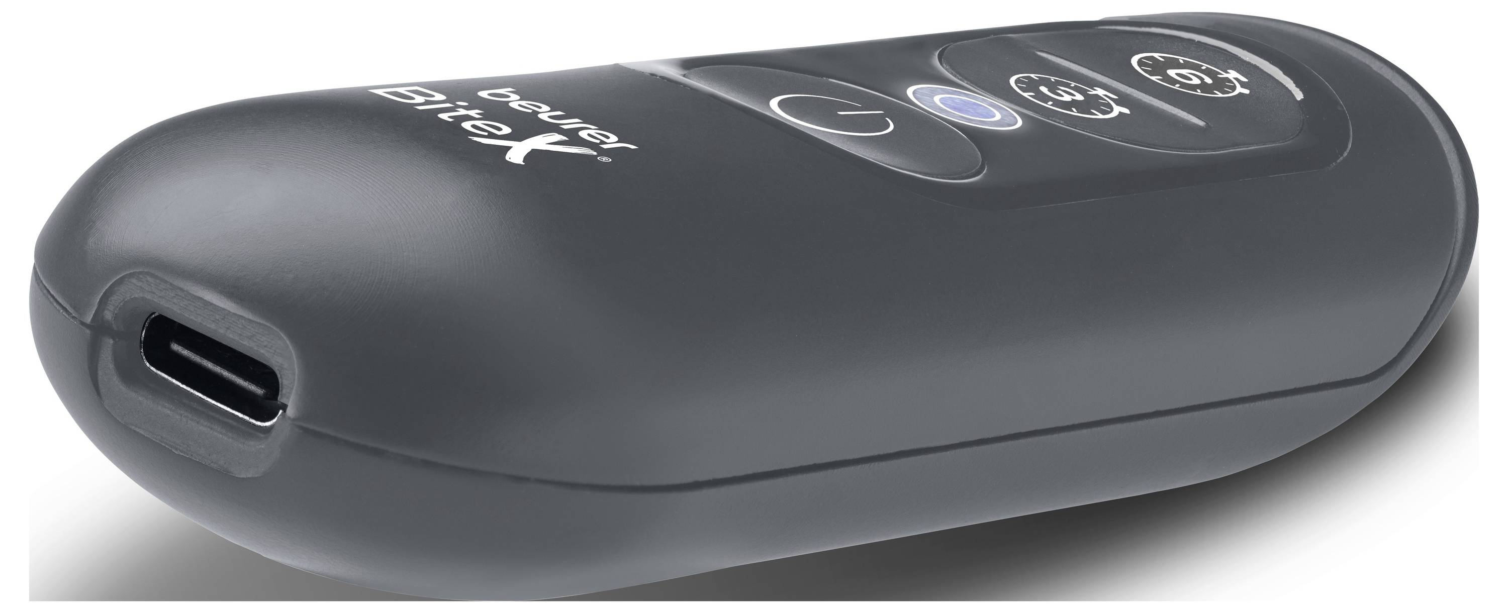 Čierne prenosné zariadenie s portom na nabíjanie USB-C a tromi horných tlačidlami, zobrazené v produktovom pohľade zboku na bielom pozadí.