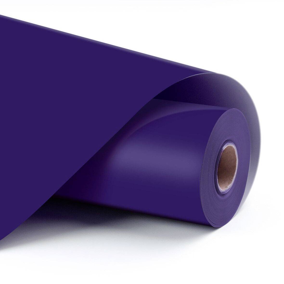 Zvinutý purpurový textil alebo vinylový plachta na bielom pozadí s jedným koncom rozvinutým.