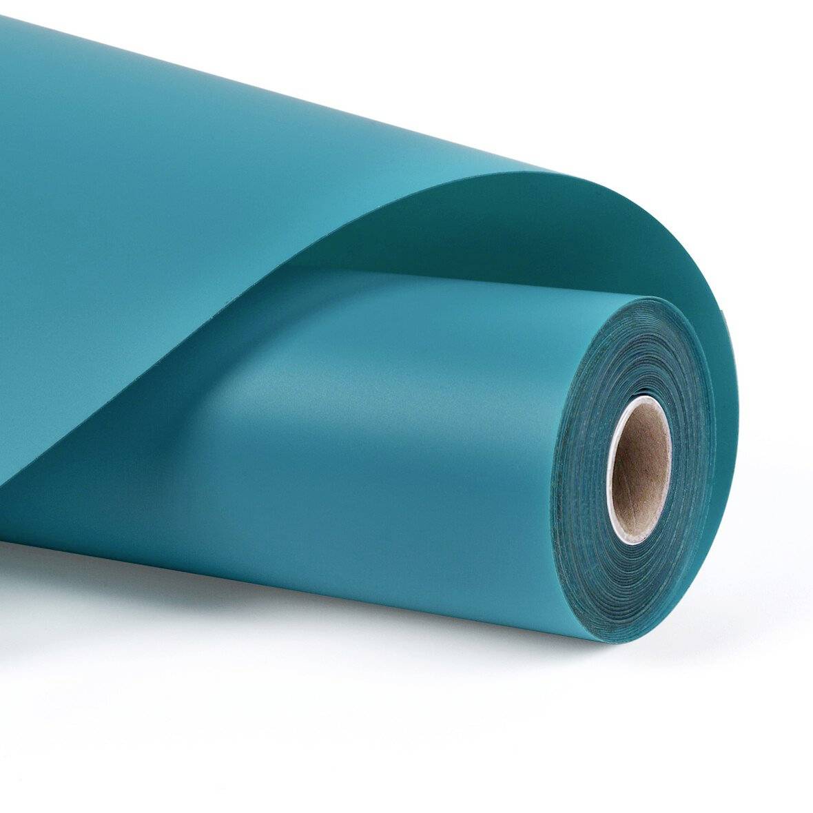 Zvinutý papier alebo vinylový plát v tmavozelnej farbe na bielom pozadí, ktorý zobrazuje exponovaný kartónový jadro valca.