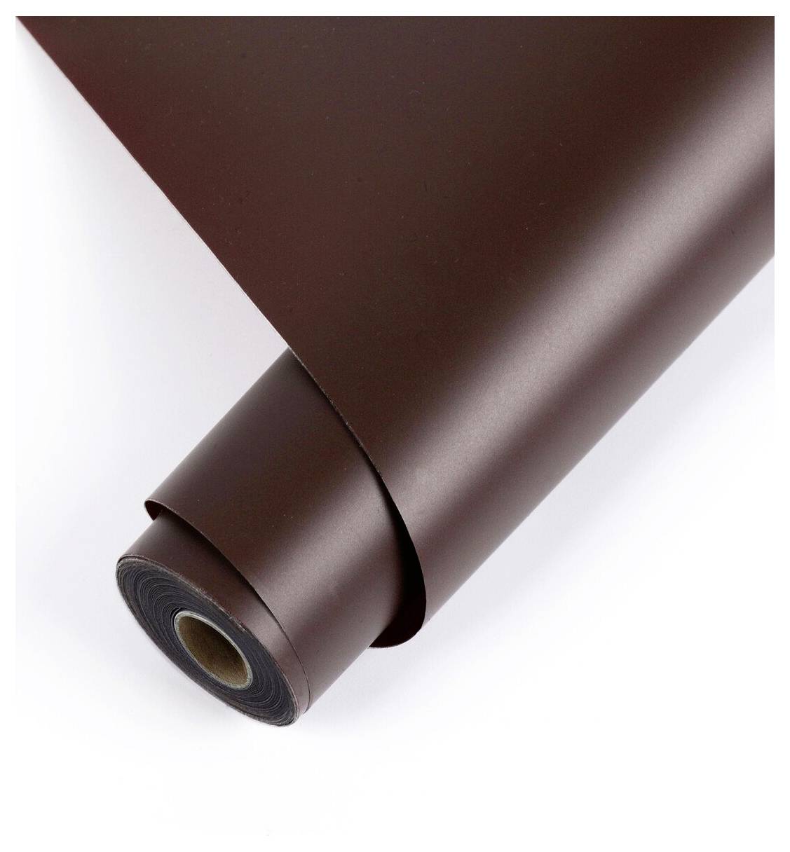 Zvinutý tmavohnedý materiál v listovej forme alebo vinylový materiál na bielom pozadí, zobrazujúci hranu a jadro materiálu.