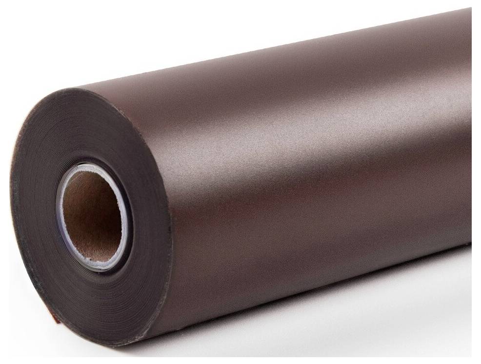 Veľký valec hnedého papiera alebo vinylového materiálu na bielom pozadí, zobrazený v detailnom zábere s viditeľným kartónovým jadrom.