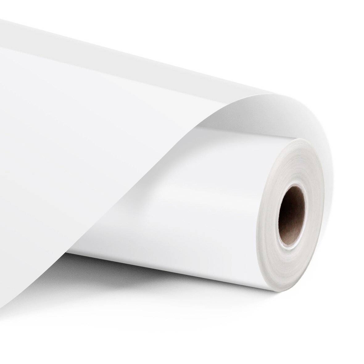 Zvinutý biely papier alebo textilný plachta s jedným koncom zviniutym cez seba, zobrazený na jednoduchom svetlom pozadí.