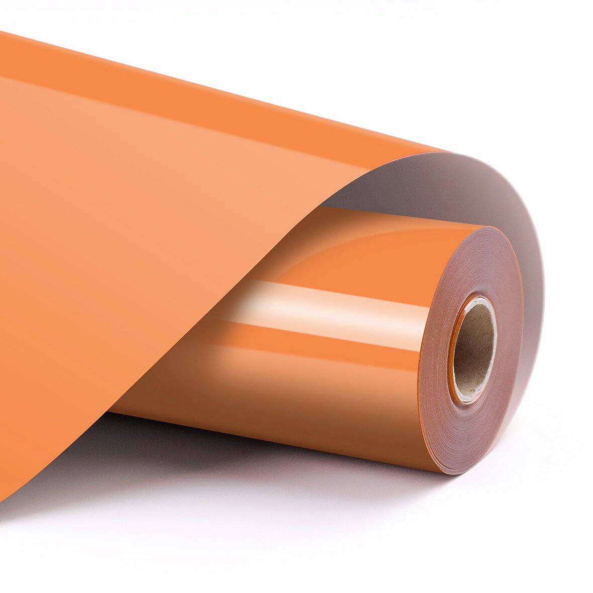 Zvinutý oranžový vinylový plát alebo adhesívny materiál na cievke, čiastočne rozvinutý na bielom pozadí.