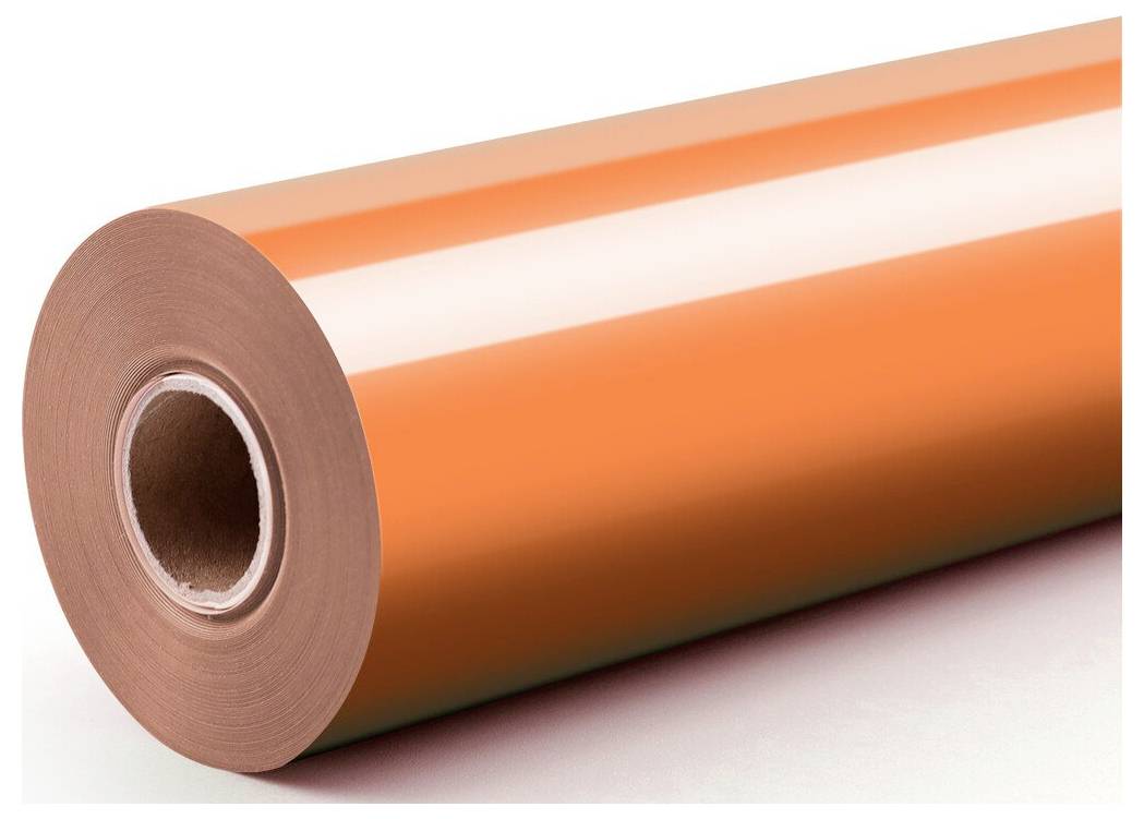 Roľa oranžového metalického filmu alebo fólie s reflexným bielym prúžkom, zobrazená zvinutá na bielom pozadí.