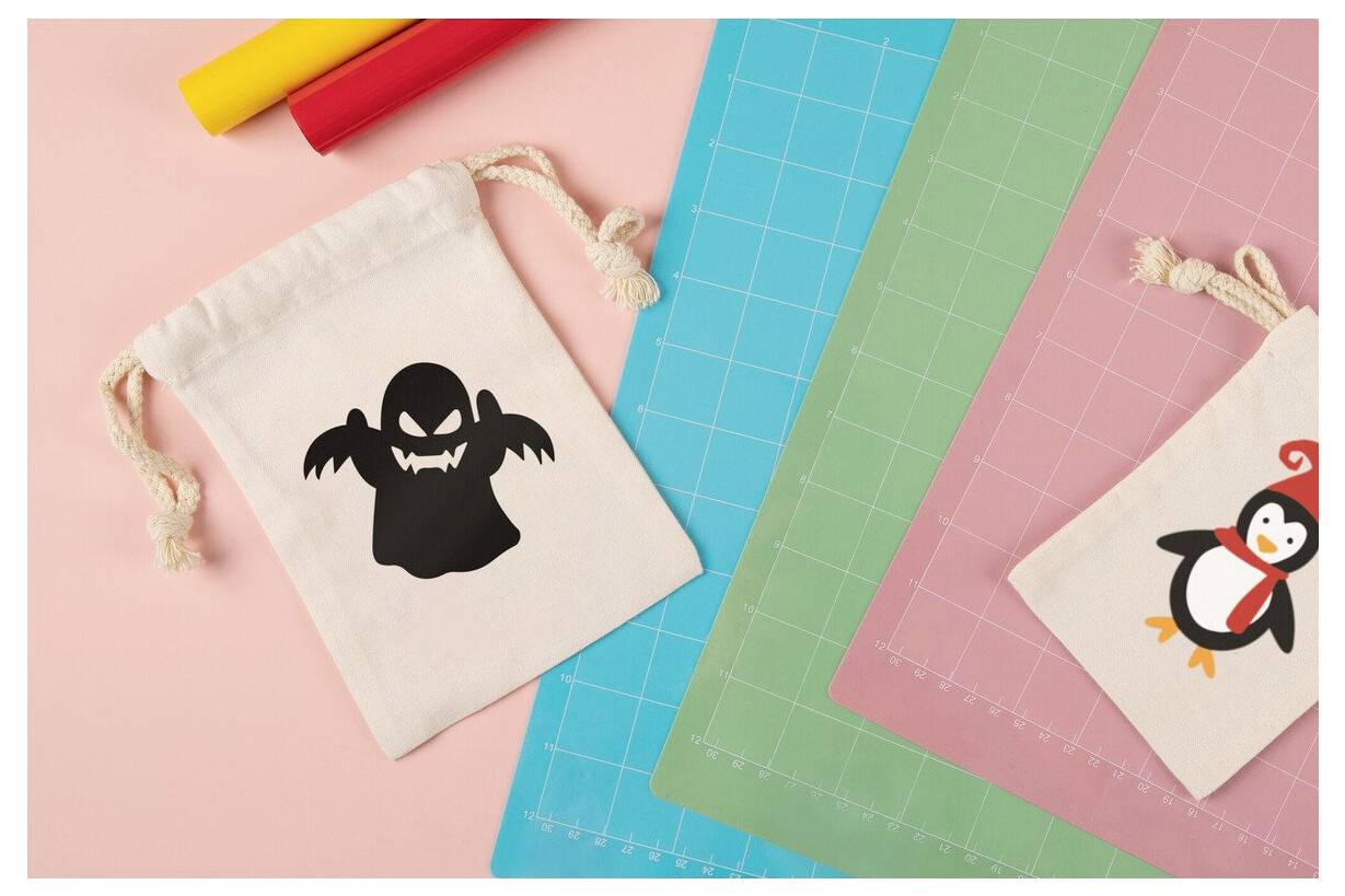 Craft supplies s dvoma malými vreckami na ťahanie so Halloweenskými vzormi: duch na jednom a tučniak na druhom.