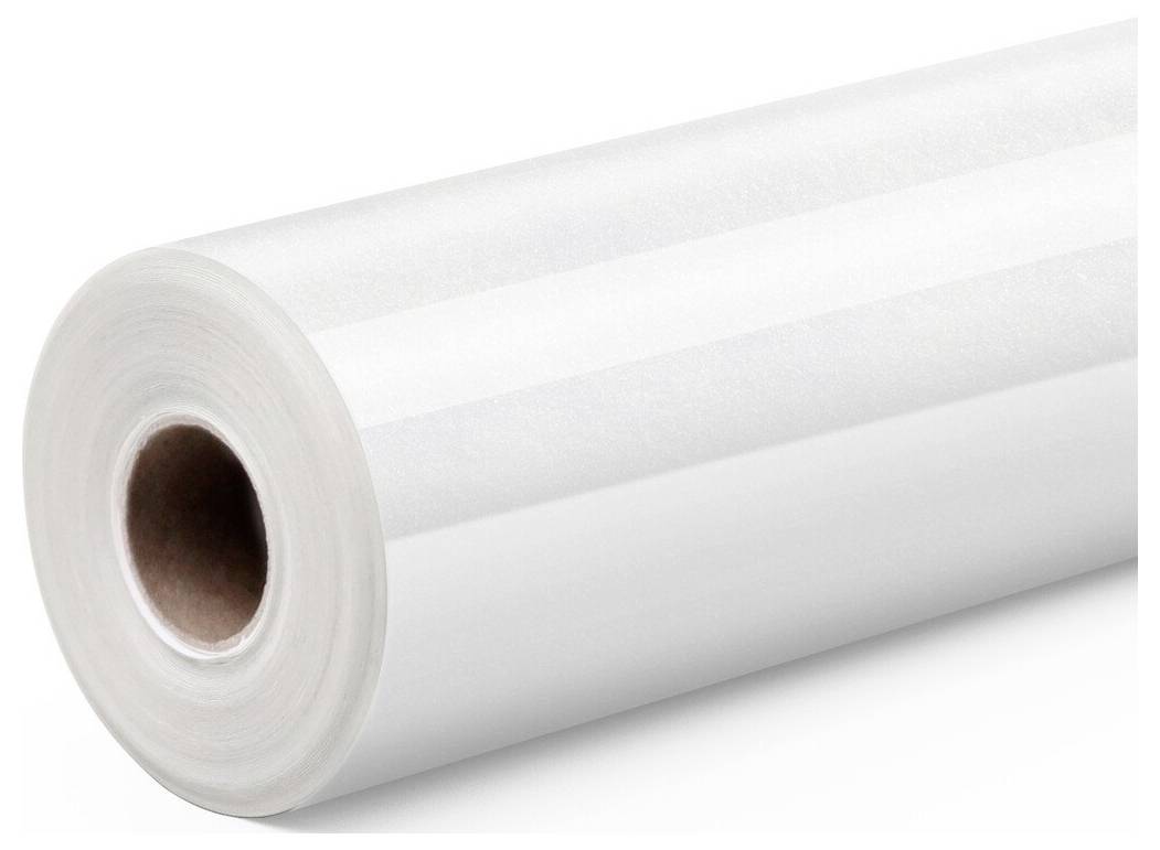 Roľa bieleho papiera alebo textilného materiálu na bielom pozadí, zobrazená v uhle.