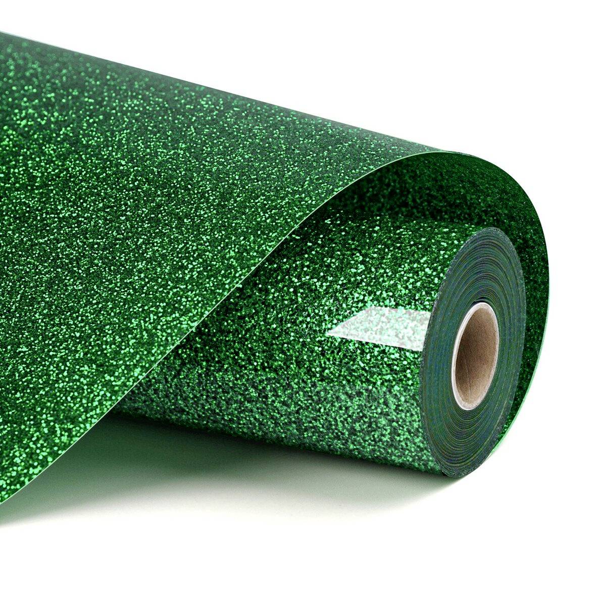 Rolka zeleného trblietavého dekoratívneho materiálu na bielom pozadí.