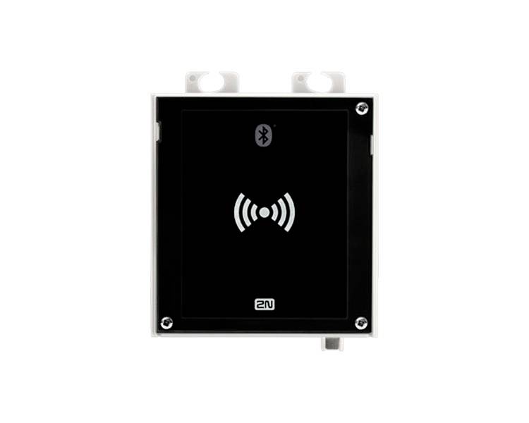 Čierny nástenný čítač prístupu 2N s Bluetooth a bezkontaktným symbolom, zobrazený spredu na bielom pozadí