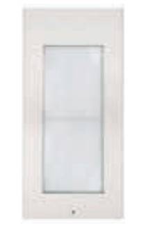 Biela obdĺžniková nástenná lampa alebo ovládací panel so stredovým matným hojdacím spínačom/tlačidlom.