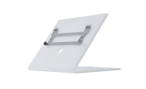 Strieborný laptop zobrazený v bočnom pohľade s rozkladacím kovovým stojanom pripevneným na chrbte, ktorý zdvihá obrazovku pre sklonenú podporu.