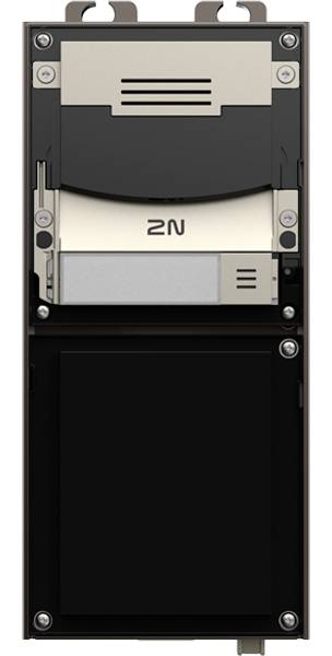Pohľad spredu čierneho nástenného interkomu alebo jednotky kontroly prístupu s mrežkou fotoaparátu, logom "2N" a prázdnym spodným panelom.