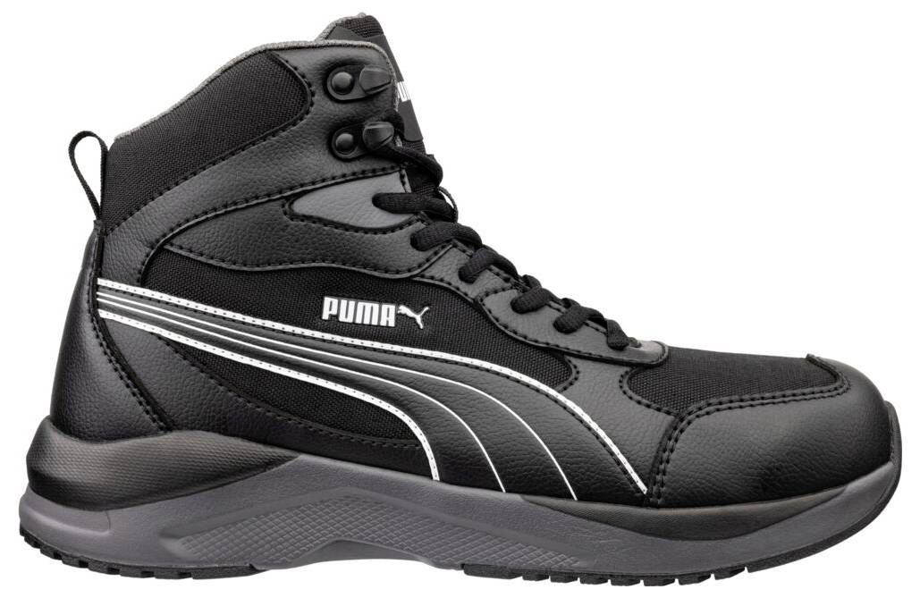 Čierna vysoká športová obuv Puma s bielym logom a sivou podrážkou, zobrazená v bočnom pohľade na bielom pozadí.