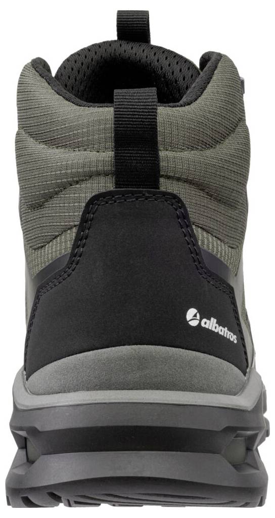 Zadný pohľad na sivú a čiernu túristickú obuv Albatros s ťahacou jazičkou a hrubou podrážkou na bielom pozadí.