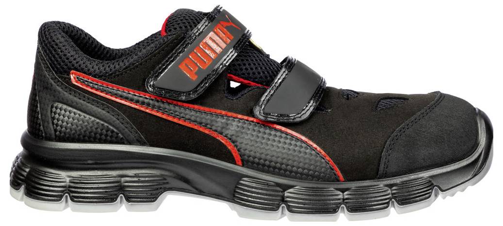 Čierna atletická obuv Puma s červenými detailmi a suchým zipsom, zobrazená v bočnom pohľade na bielom pozadí.