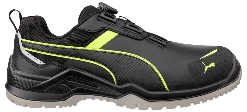 Atletická topánka Black Puma so žltými neonovými detailmi a sivou podrážkou, zobrazená z bočného pohľadu na bielom pozadí.