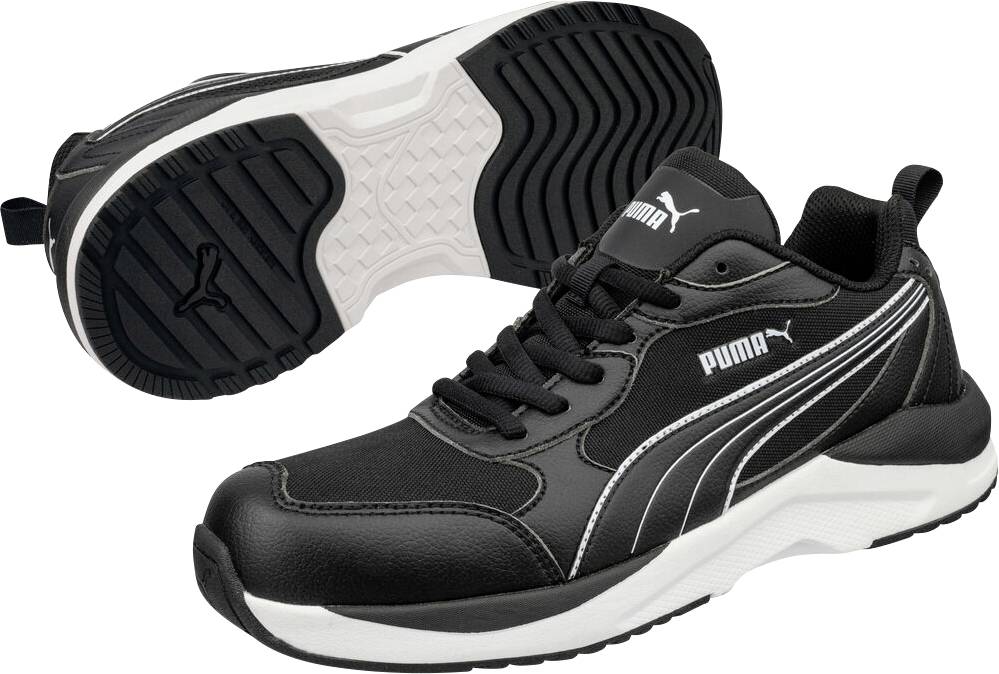 Čierna atletická teniska Black Puma zobrazená v bočnom pohľade s detailom podrážky, bielou strednou časťou a striebornými logami na bielom pozadí.