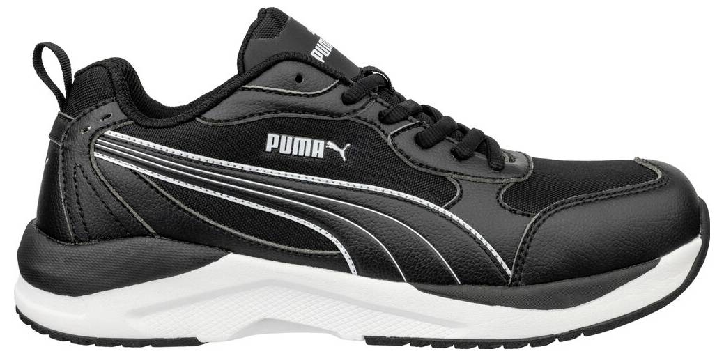 Čierna atletická teniska Puma s bielou podrážkou a strieborným bočným logom, zobrazená v bočnom pohľade na jednoduchom pozadí.