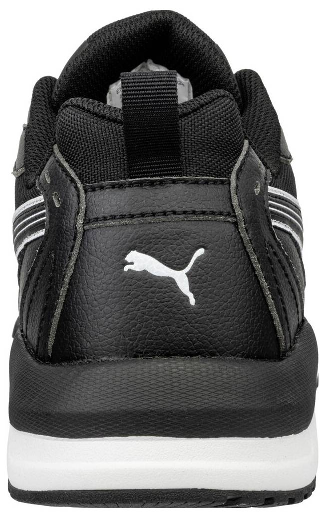 Pohľad zozadu na čierny atletický tenisky Puma s bielym logom a hrubou bielou podrážkou na jednoduchom pozadí.